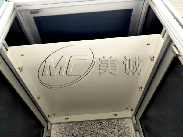 設(shè)備機罩板材和型材連接方式一——間隔連接塊式